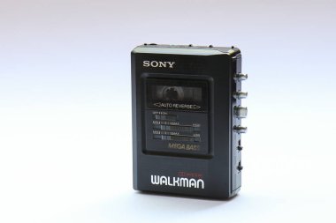 Berlin, Almanya - 3 Mayıs 2025: Vintage Sony Walkman WM-B47 beyaz üzerine. 80 'lerde ve 90' larda popüler, taşınabilir bir kasetçaydı..