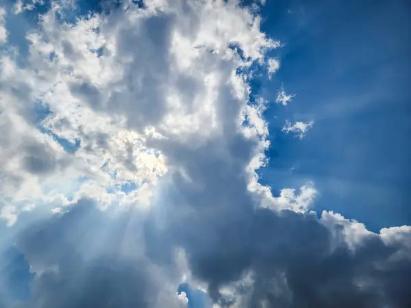 Gün boyunca açık mavi gökyüzü ve koyu beyaz bulutlar.