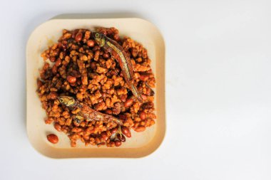 Endonezya yemeği kurutulmuş tempeh, Tempeh ya da soya fasulyesinden yapılır küçük parçalara ayrılır, acı biber, soya sosu ve ançüezle pişirilir, beyaz arka planda izole edilir.