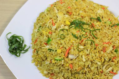 Domuz eti ve sebzeli kızarmış pirinç.