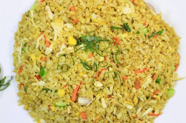 Tayland usulü kızarmış tavuklu erişte.