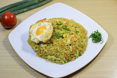 Tabakta kızarmış tavuk ve sebzeli pilav.