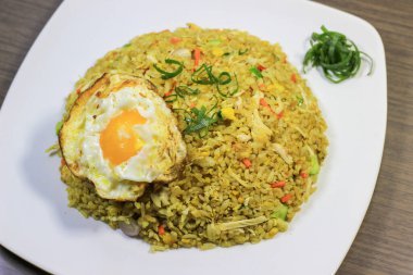 Karides ve yumurtalı pilav.