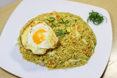 Yumurta ve sebzeli pilav.