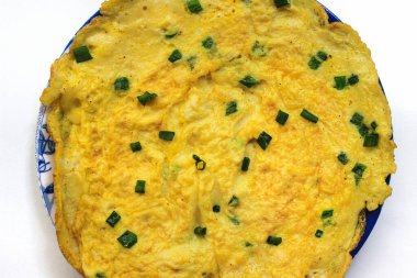 beyaz zemin üzerinde sahanda yumurta