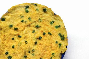 Beyaz arka planda mavi tabakta ev yapımı kızarmış yumurta.