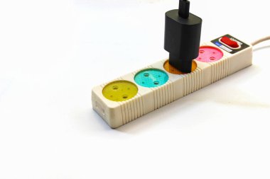 beyaz zemin üzerinde elektrik fişi