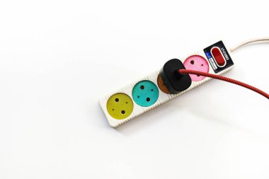 Beyaz bir arka plan üzerinde renkli dikiş düğmeleri.