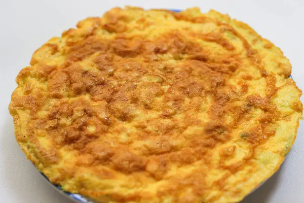 Geleneksel Hint yemeği, samosor olarak da bilinir, ya da Hindistan cevizi unu ve undan yapılmış kızarmış yumurta, ince ve ince yuvarlak undan yapılır.