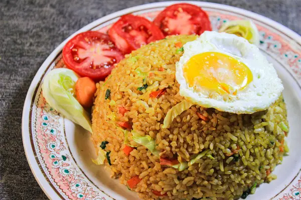 Sebzeli Tayland pilavı, yumurta ve kızarmış tavuk.