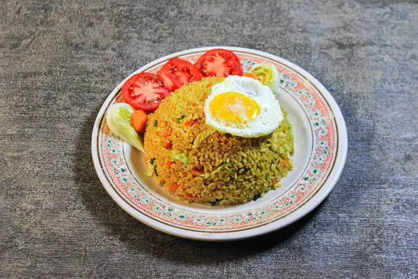 Tavuklu pilav ve sebze.