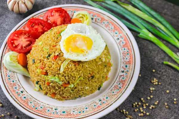 Yumurtalı, sebzeli ve baharatlı pilav.