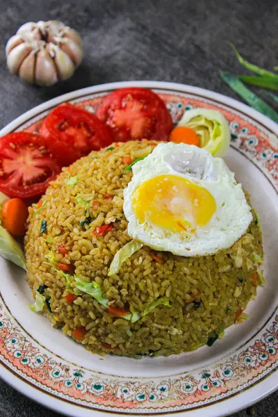 Kızarmış sebzeli pilav, kızarmış tavuk, sahanda yumurta, Tayland yemeği, sahanda yumurta, kızarmış sebze, kızarmış pilav, sahanda yumurta.