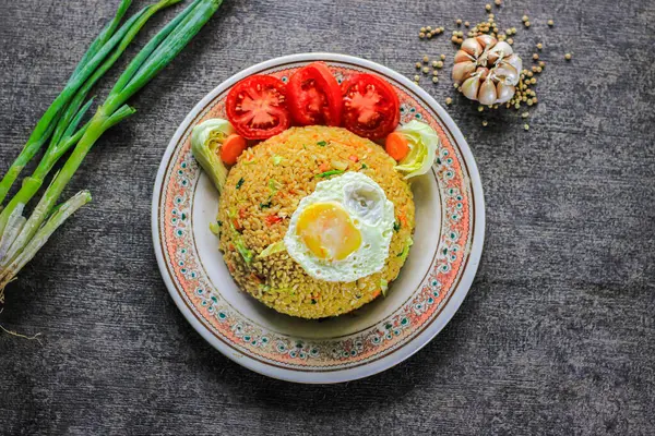Geleneksel Arap yemekleri. Sebzeli kızarmış tavuk. Sağlıklı gıda konsepti. en üstteki görünüm.