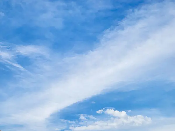 Beyaz bulutlu mavi gökyüzü. Mavi bulutlu güzel doğa ve atmosfer.