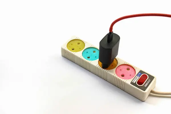 Kırmızı kablosu olan elektrik prizi