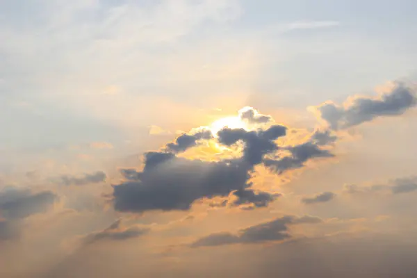 Güzel gün batımı gökyüzü bulutlu