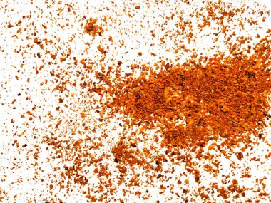 Beyaz zemin üzerinde turuncu toz patlaması