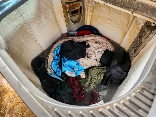 Çamaşır makinesi banyoda.