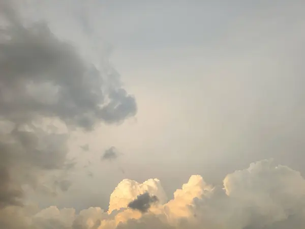 Akşamları gökyüzünde dramatik bulutlar