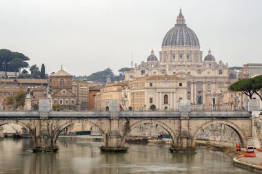 Roma, İtalya - 14 Kasım 2024: Ponte SantAngelo, Aziz Peters Bazilikası ile restore ediliyor.