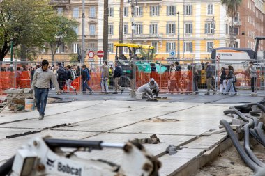 Roma, İtalya - 14 Kasım 2024: Jübile 2025 'e hazırlık için Via Ottaviano' da kaldırım döşeyen ve onaran işçiler