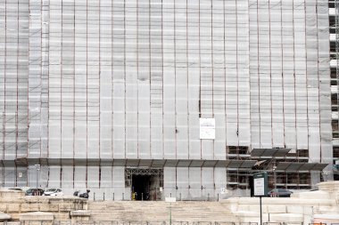 Roma, İtalya - 14 Kasım 2024: Adalet Sarayı restorasyon iskelesi altında