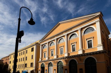 Civitavecchia, İtalya - 13 Kasım 2024: Şehir merkezindeki Teatro Comunale Traiano tiyatro cephesi