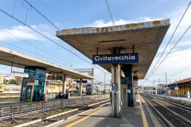 Civitavecchia, İtalya - 13 Kasım 2024: Civitavecchia 'daki tren istasyonu manzarası