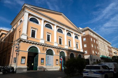 Civitavecchia, İtalya - 13 Kasım 2024: Şehir merkezindeki Teatro Comunale Traiano tiyatro cephesi
