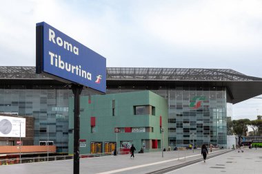 Roma, İtalya - 13 Kasım 2024: Roman Tiburtina istasyonu, trenler ve metro hattını bağlayan önemli bir ulaşım merkezi