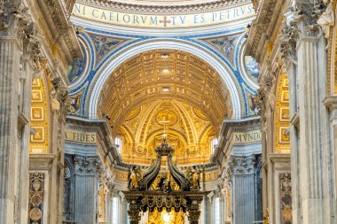 Aziz Peters Bazilikası 'nın içinde, Vatikan' daki altın kubbesi ve görkemli Berninis Baldachin yer alıyor.