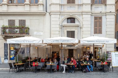 Roma, İtalya - 14 Kasım 2024: İnsanlar Piazza Navona 'da bir restoran ve barda oturmaktan keyif alıyorlar