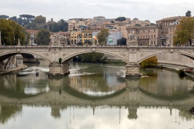 Roma, İtalya - 14 Kasım 2024: Tiber Nehri üzerindeki tarihi Ponte Vittorio Emanuele II