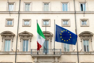 Palazzo Chigi, İtalyan hükümetinin merkezi, İtalya ve AB bayrakları Roma 'da