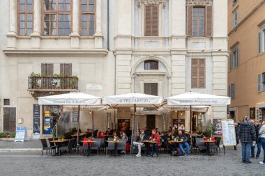 Roma, İtalya - 14 Kasım 2024: İnsanlar Piazza Navona 'da bir restoran ve barda oturmaktan keyif alıyorlar
