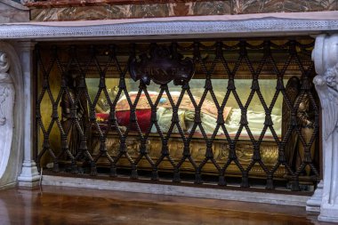 Vatikan Şehri - 14 Kasım 2024: St. Peters Bazilikası içindeki Papa Pius X 'in mezarı