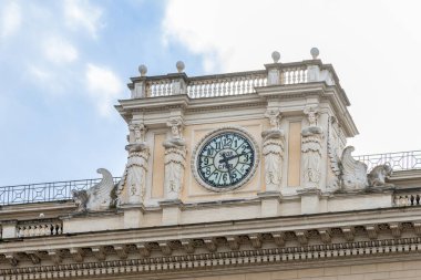 İtalya, Roma 'daki Piazza Colonna' da bulunan Wedekind Sarayı 'ndaki saat.