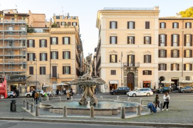 Roma, İtalya - 14 Kasım 2024: Piazza Barberini ve ikonik Fontana del Tritone, Gian Lorenzo Bernini tarafından tasarlandı