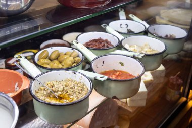 Roma 'da taze domates, meyve, zeytin ve İtalyan lezzetleriyle sanatsal şarküteriler.