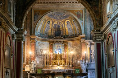 Santa Francesca Romana Bazilikası 'nın iç manzarası, Roma, İtalya