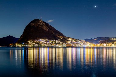 Lugano 'nun İsviçre' deki göldeki yansımaları.