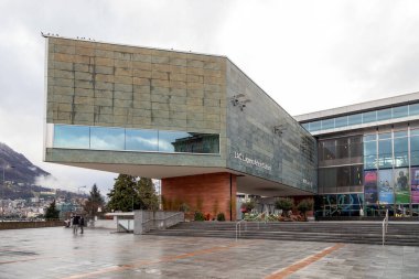 Lugano, İsviçre - 22 Aralık 2024: The LAC - Lugano Arte e Cultura - Modern mimarinin yer aldığı kültür merkezi cephesi