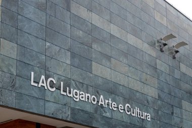 Lugano, İsviçre - 22 Aralık 2024: Lugano Arte e Cultura 'nın modern taş cephesine daha yakından bakmak