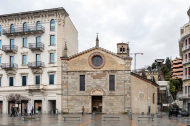 Lugano, İsviçre - 22 Aralık 2024: Lugano şehir merkezindeki Chiesa di Santa Maria degli Angioli cephesi