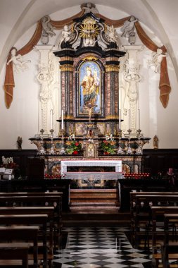Lugano, İsviçre - 22 Aralık 2024: Chiesa di San Carlo Borromeo Kilisesi 'nin süslü sunağı