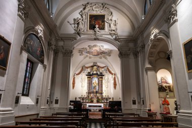 Lugano, İsviçre - 22 Aralık 2024: Chiesa di San Carlo Borromeo Kilisesi 'nin süslü sunağı