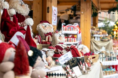 İsviçre, Lugano 'daki bir Noel pazarında dekorasyon ve el yapımı hediyeler.