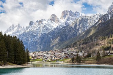 Auronzo di Cadore köyündeki Auronzo Gölü manzarası, arka planda karla kaplı dağlar, Belluno, Dolomitler, İtalya
