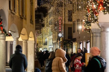 Lugano, İsviçre - 22 Aralık 2024: Noel ışıkları ve Noel süslemeleriyle dolu bir cadde 